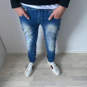 Dondup Jeans  - Snygga blå jeans med en fet tvättad look. De har en slim passform och är perfekta för både vardag och fest. Skicket är 9/10 och nypriset ligger på 4000kr. Vårat pris, ENDAST 799kr! Modellen är 190cm och 75kg. Skriv vid minsta fråga eller fundering!