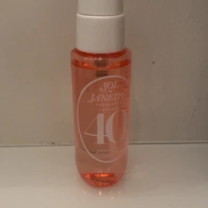 Brazilian Crush Cheirosa 40 från Sol de Janeiro - En doftspray från Sol de Janeiro, Brazilian Crush Cheirosa 40, med en fräsch och exotisk doft. Flaskan är genomskinlig med en röd ton och har en vit spraykork. Perfekt för att ge en känsla av brasiliansk sommar. ÄR ALDRIG ANVÄND 