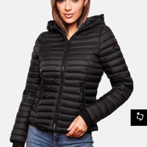 Svart pufferjacka från Navahoo - Snygg svart pufferjacka från Navahoo med dragkedja och huva. Jackan har en quiltad design och långa ärmar, perfekt för kyligare dagar. Den har en normal passform och är både stilren och praktisk. Skulle säga att storlek M sitter som en storlek S, jag har storlek S egentligen.