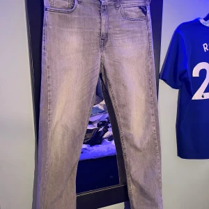 Grå jeans från Replay - Snygga grå jeans från Replay med klassisk. De är relativt nya. Tveka inte på frågor hör av er!