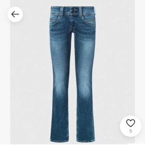 Blå bootcut jeans - Snygga blå bootcut jeans med hög midja och dubbla knappar från Pepe. Nypris 999kr! Använda 2 gånger 🩷 Skriv för fler bilder & pris kan diskuteras 