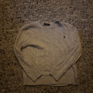 Stickad Ralph tröja - Säljer min fina Ralph lauren tröja eftersom att den inte passar. Jätte fin och bekväm.