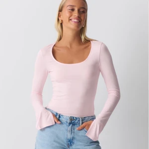Ljusrosa långärmad topp från Gina Tricot - Super söt och populär tröja ifrån Gina med slits i armarna!!❣️❣️
