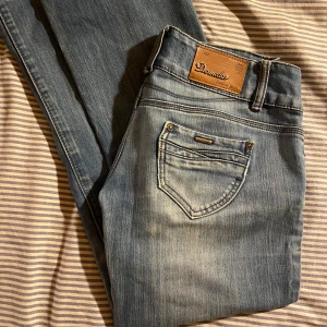 Lågmidjade jeans  - Snygga blåa lågmidjade jeans som tyvärr är för stora för mig💗 Inlämnade och lappade inuti vid grenen som man ser på bild 4. Inga fel eller hål någon stans. Midjemått: 39cm.  Innerbenslängd: 70cm men är uppsydda så det är bara att sprätta upp om man vill💗