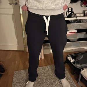 Marinblå russemerch sweatpants - Säljer dessa helt nya russemerch byxorna i marinblå! Byxorna är unisex och passar därmed alla som bär storlek S😊Aldrig använda, endast testade, därför sitter även lappen kvar! Skriv för frågor!! RESERVERADE 
