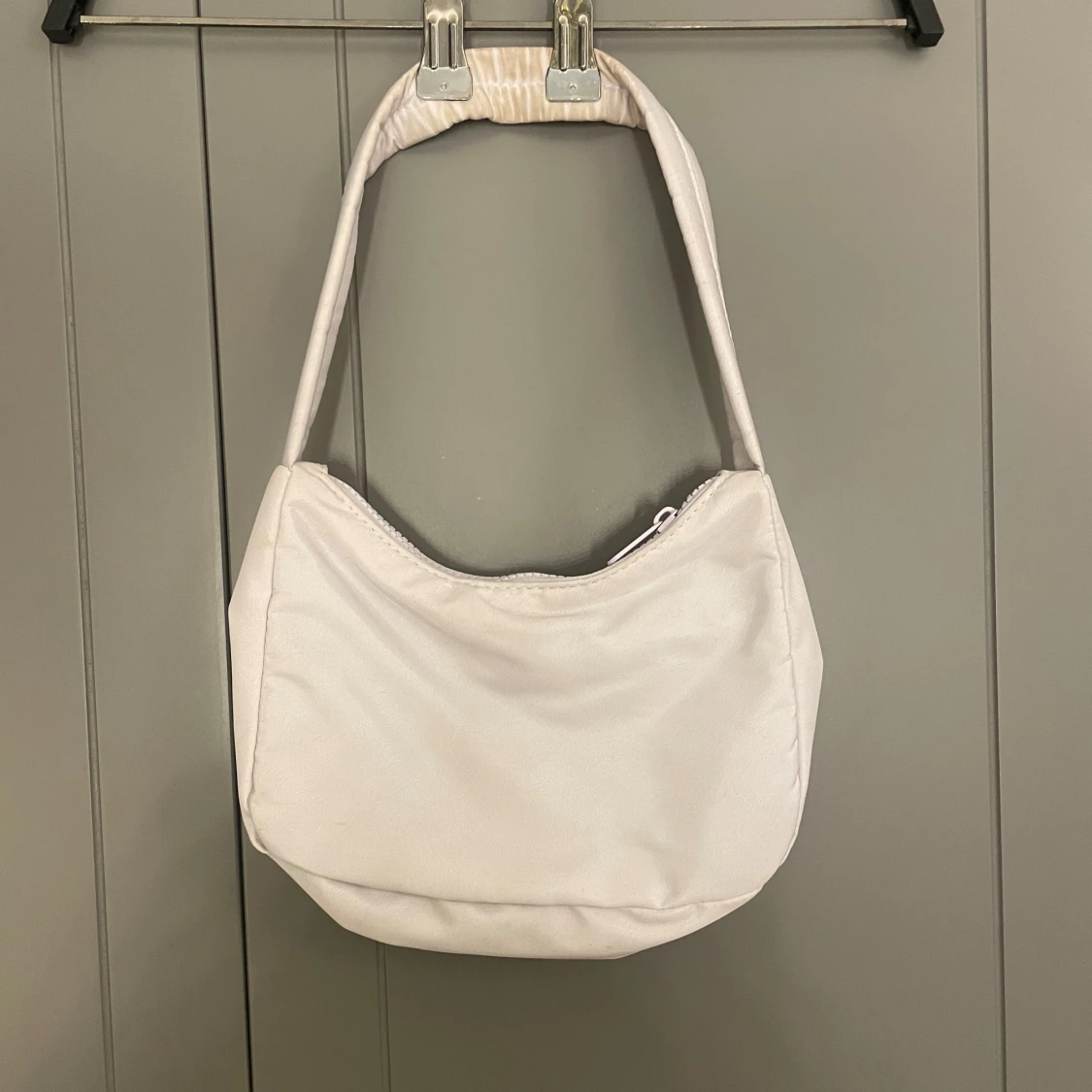 Ljuslila axelväska från Gina Tricot