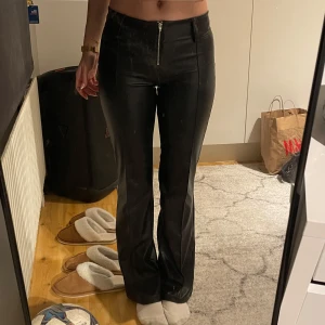Lågmidjade skinnbyxor - Lågmidjade svarta skinnbyxor från Gina Tricot💕 Säljer då jag köpte i fel storlek. Helt oanvända med prislapp💕 Storlek 32/XS