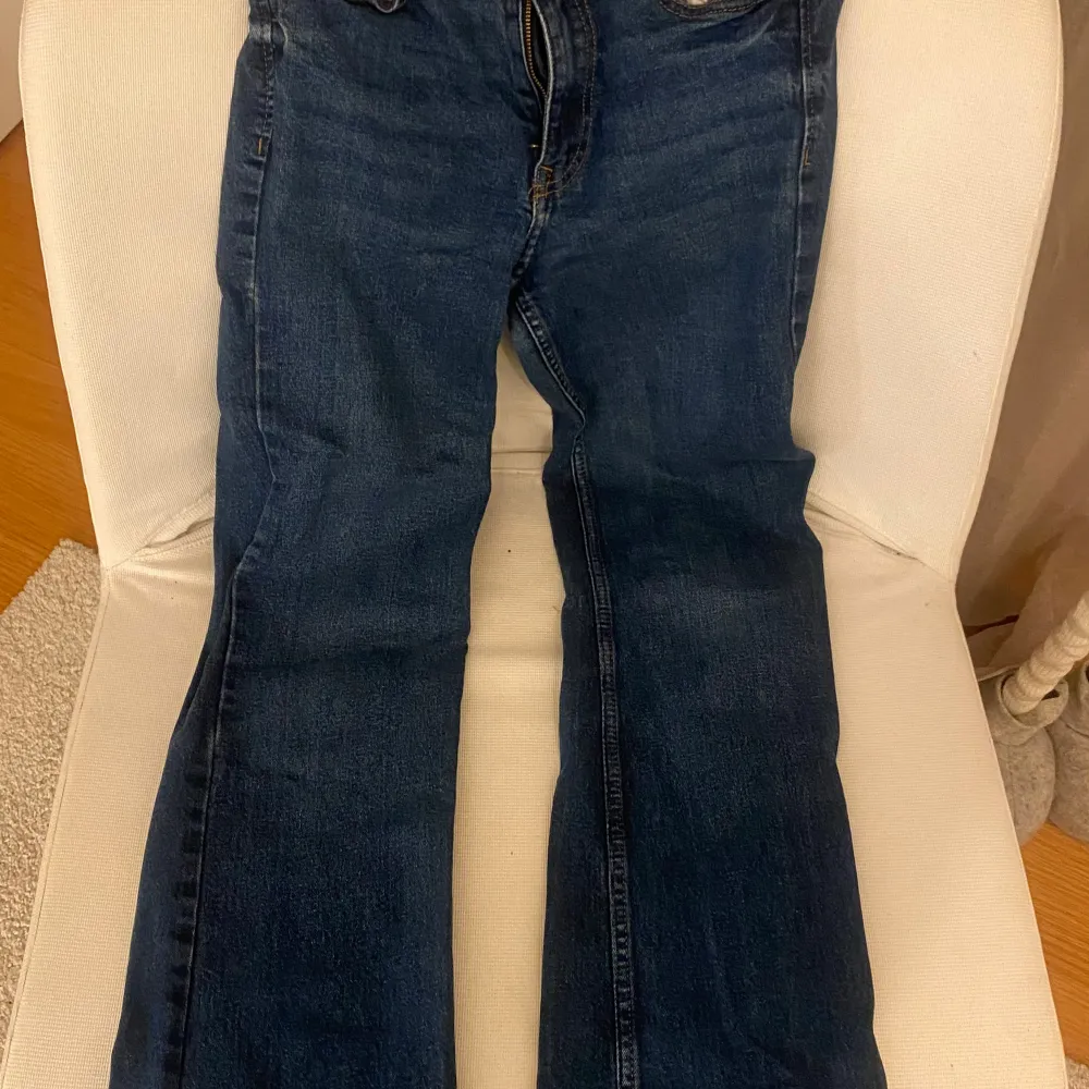 Snygga blå bootcut jeans från H&M med medelhög midja. De passar mig på längden och jag är 164cm. Inga slitage och iprincip i nyskick. . Farkut & Housut.