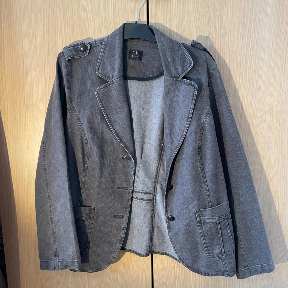 Grå jeansjacka från GR Design