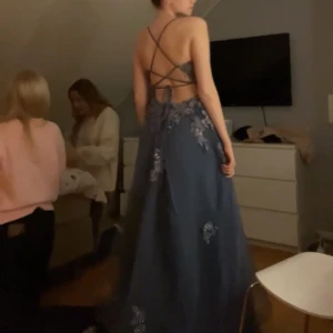 Balklänning  - Säljer min jätte fina balklänning då den inte kommer till användning. Aldrig använd i nyskick! Köpt för 1700, pris kan diskuteras😊Bättre video på klänningen finns vid intresse!💗