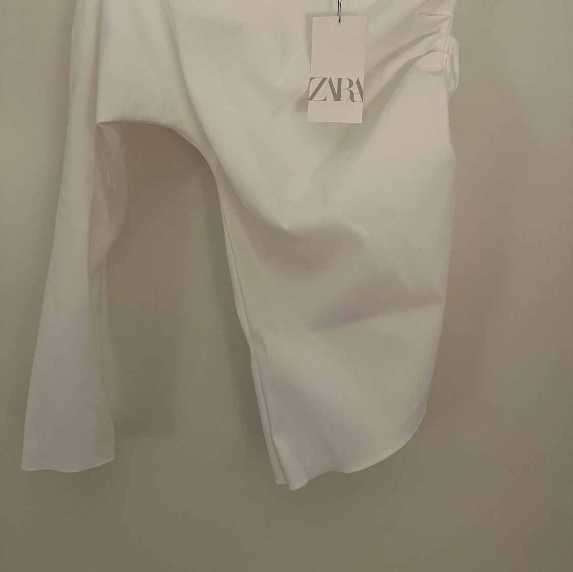 Vit långärmad off-shoulder topp från Zara - 91