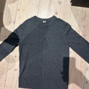 Grå stickad tröja 100% Kashmir - 100% Kashmir / cashmere stickad tröja från Arket. Storlek S.