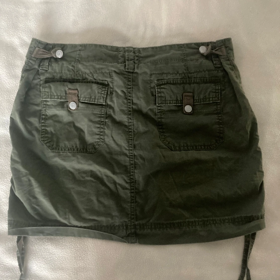 Grön kortkjol med knappar - 92