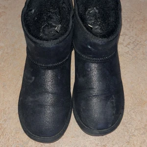 Svarta boots i syntetmaterial - Säljer ett par svarta boots i syntetmaterial med rund tå och mjukt foder.