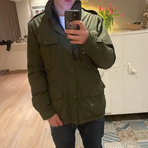 Field jacka från Polo Ralph Lauren - Säljer en snygg unik olivfärgad field jacka från Polo Ralph Lauren. Varm och knappt använd bara lite nu under julen. Luvan går att vika in men också att ha ute. Modellen är 181cm och väger 72kg. Kontakta mig om du har frågor eller vill ha fler bilder. pris kan diskuteras. Nypris 5200kr