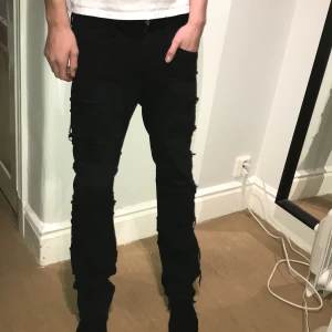 Svarta Jeans Med Y2K stil - Snygga Svarta Flared Y2K Jeans. Aldrig Använda Alltså Säljs Sprillans Nya :)