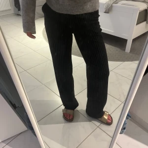 Svarta randiga kostymbyxor - Snygga svarta byxor med vita ränder. De har en rak passform och är midwaist , vilket ger en stilren look!!! Säljer då jag har allt förmåga randiga kostymbyxor 