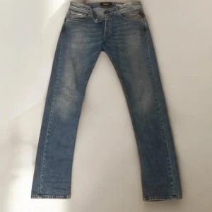 Replay jeans  - Ett par feta ljusblå replay jeans i storlek W32 L34. | Nypris 1699kr | Vårat pris endast 250kr | Skick 9/10 knappt använda | Hör av dig vid frågor!🔔