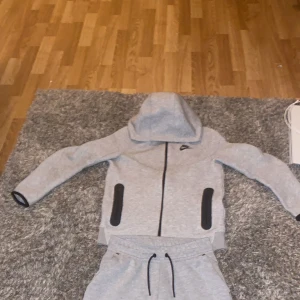 Nike tech byxor - Säljer Nike tech tracksuit, säljer för att den inte passar mig. Priset kan diskuteras, hör av er vid frågor! (Säljer bara byxorna!‼️‼️)