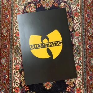 Wutang  - En poster som ger ditt rum en personlig och unik stil. Storleken är 50x70 cm och tryckt på papper av högsta kvalitet.