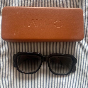 Svarta solglasögon från CHIMI - Snygga svarta solglasögon i navigatorstil i modell Onyx från CHIMI. De har en robust design med breda skalmar och en rektangulär form. Perfekta för en stilren look.