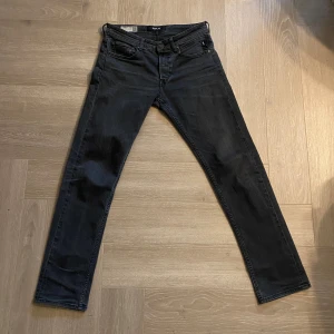 Svarta Replay Grover - Snygga svarta jeans från Replay, modell Grover. W31 / L32. Sparsamt använda, inget slitage, endast lite urtvättade. 