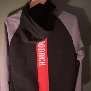 Hoodrich - Hoodrich jacka psar både tjej och kille, storlek XS men passar S. HELT NY