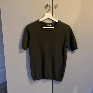 Soft Goat tröja - Så fin grön Kashmir stickad kortärmad från soft goat. I modellen short sleeve O-Neck. Har nästan aldrig kommit till användning så den är som ny. Nypris:1900 