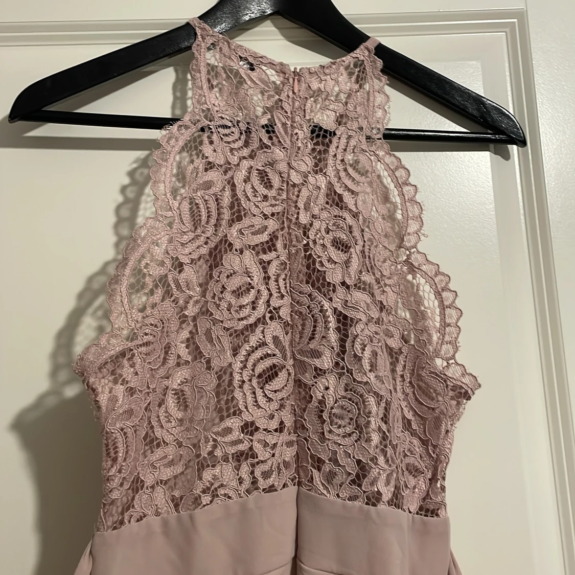 Ljusrosa klänning med spetsdetaljer - 92