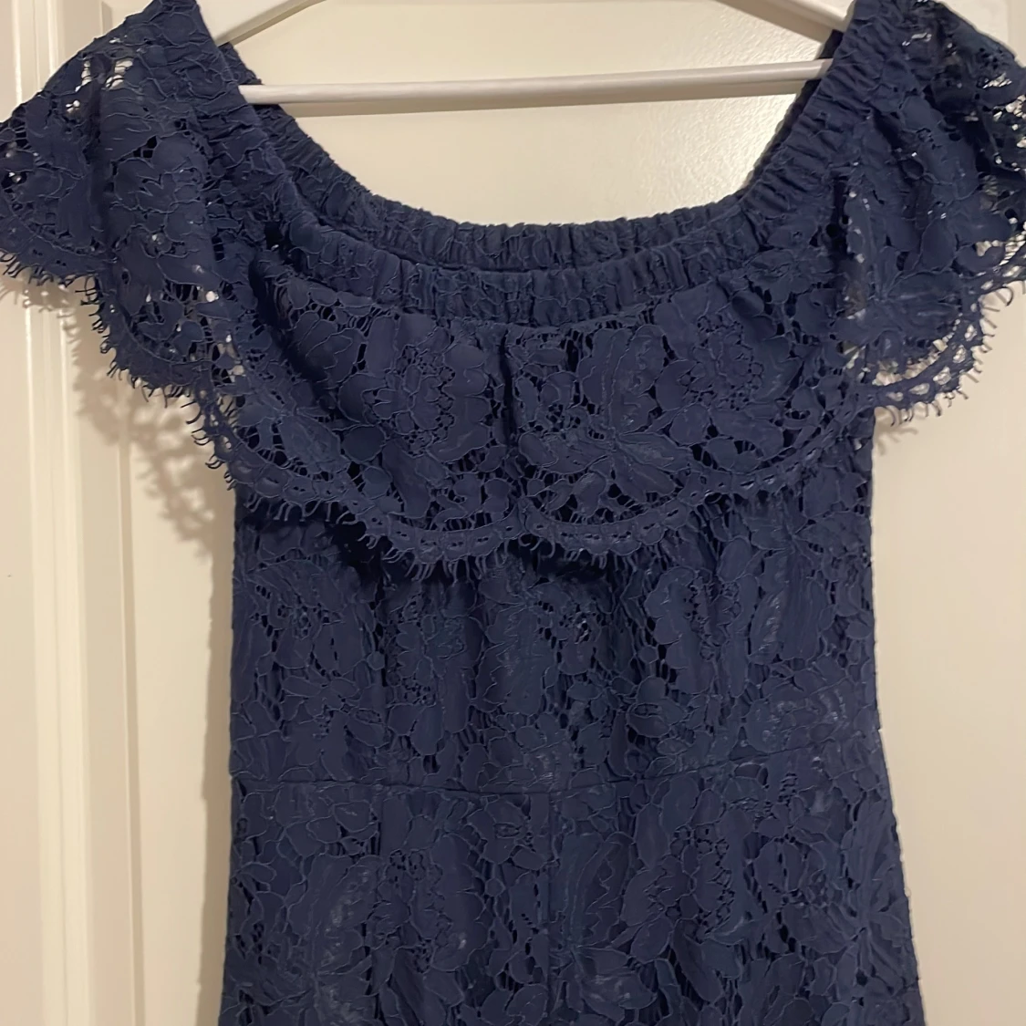 Marinblå spetsklänning - 91