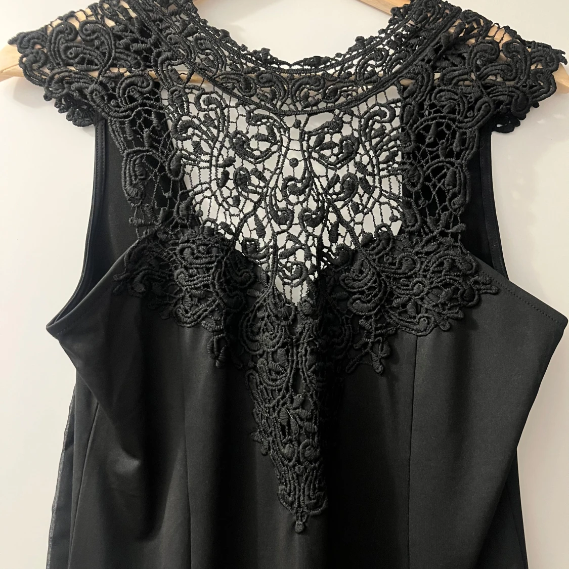 Svart klänning med spetsdetaljer från Bubbleroom