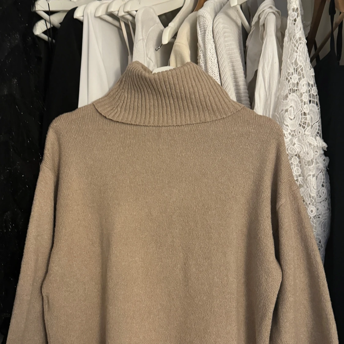 Beige stickad polotröja