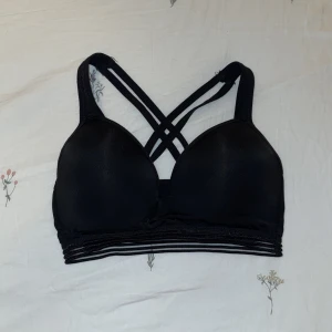 Svart sport-bh  - Svart sport-bh med korsade band i ryggen. Strl xs-s från Primark. Endast använd en gång då den var för liten för mig.