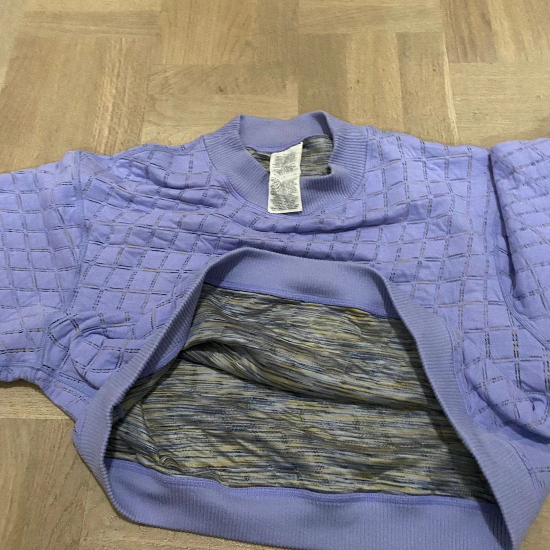 Ljuslila quiltad tröja från Nike