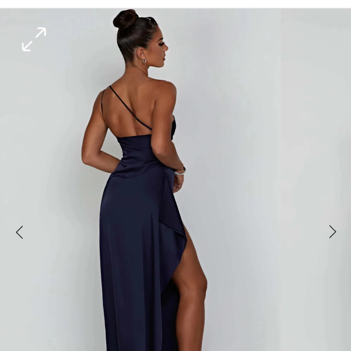 Marinblå oneshoulderklänning från Baby Boo Fashion - 90