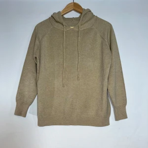 Beige stickad hoodie - Säljer en stilren beige stickad hoodie med skick 10/10 precis köpt! 100% merinoull 