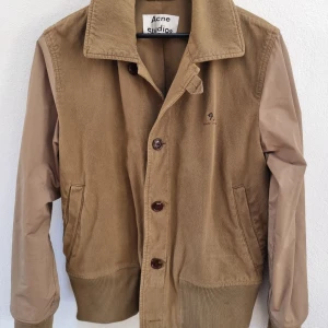 Acne studios jacka - Eftertraktad och ovanlig Acne studios jacka. Köpte den cirka fem år sedan och den har för de mesta hängt i garderoben sen dess. Storlek 48 som är samma som Medium.
