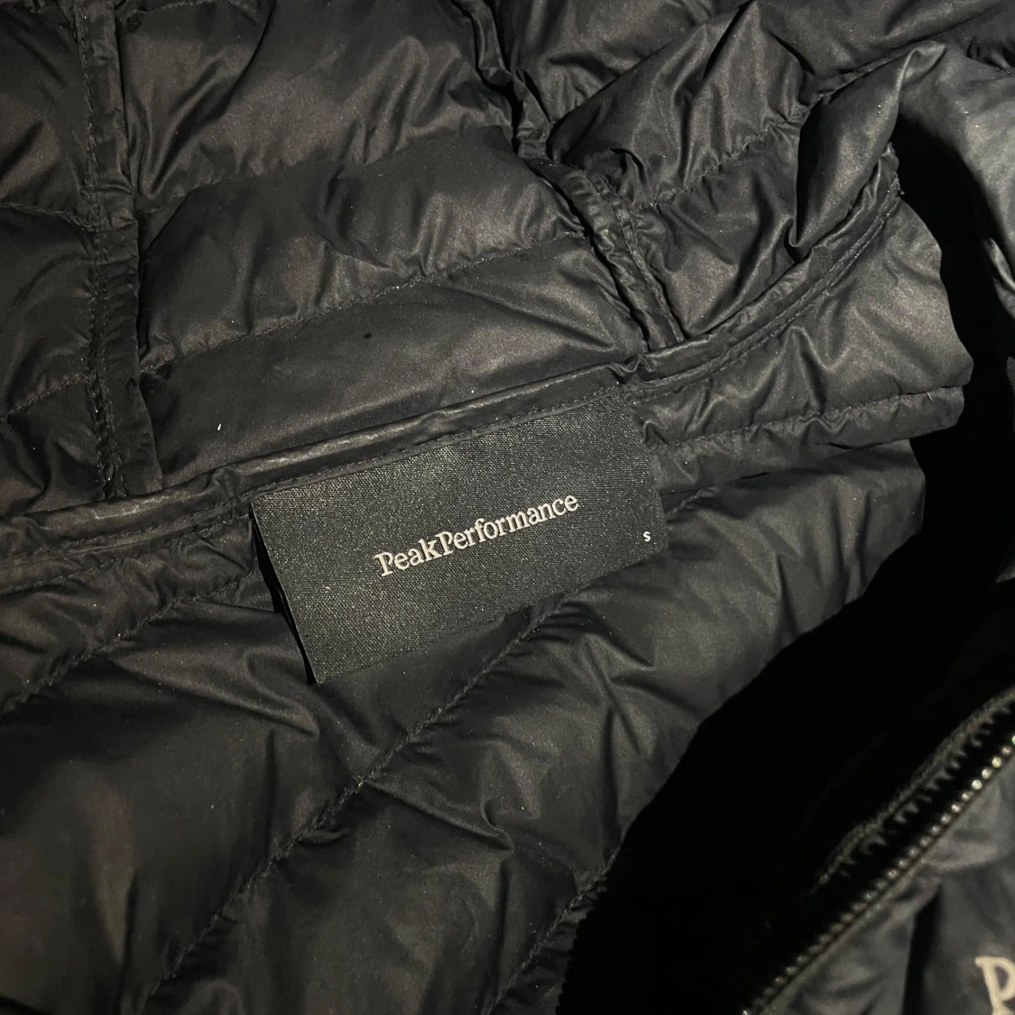 Svart dunjacka från Peak Performance - 92