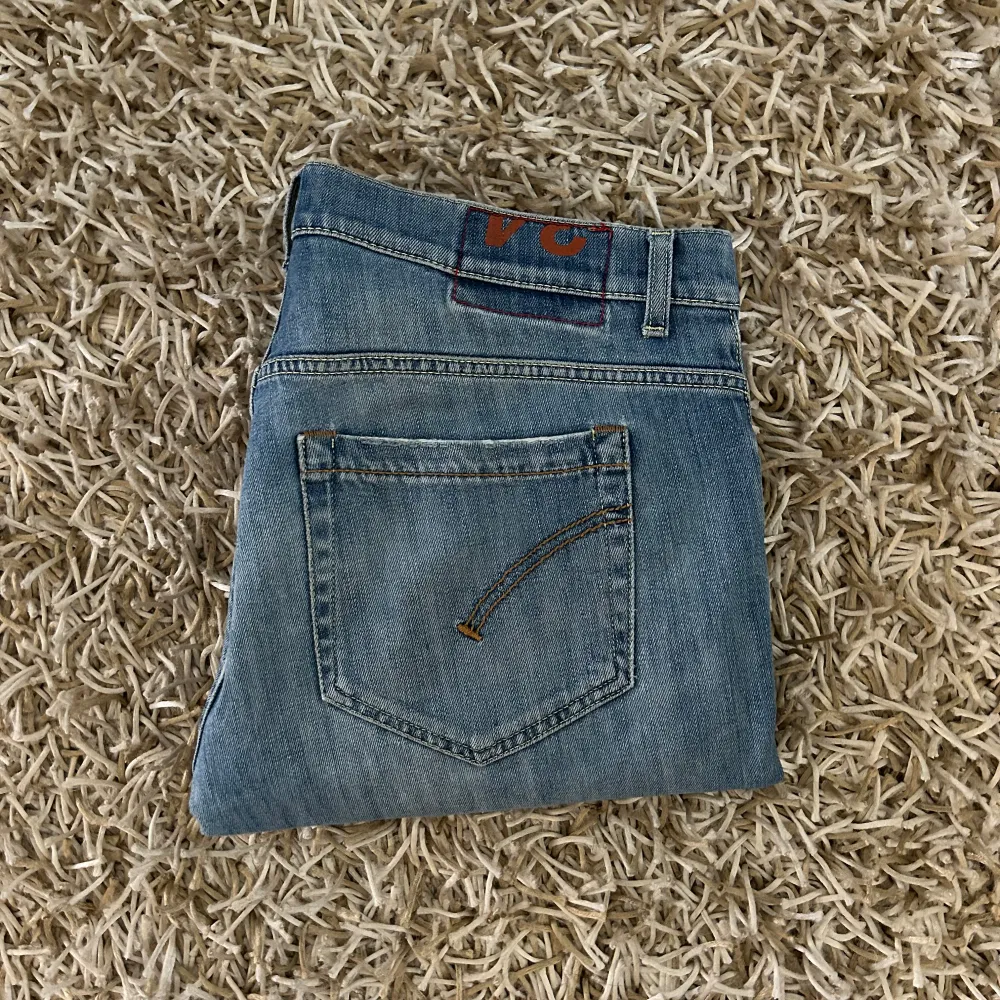Hej, jag säljer mina ljusblå dondup jeans. Dom är använda sparsamt så det finns inga tydliga tecken på slitningar. Jeansen är också i storlek 34 och modellen skinny. Jag skulle nog säga att jeansen passar 33 eller 32 (med bälte). Vid frågor eller funderingar så kan skriva till mig! 💬. Farkut & Housut.