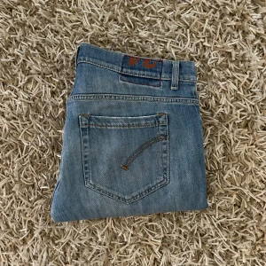 DonDup jeans - Hej, jag säljer mina ljusblå dondup jeans. Dom är använda sparsamt så det finns inga tydliga tecken på slitningar. Jeansen är också i storlek 34 och modellen skinny. Dom är uppsydda så jag skulle nog säga att jeansen passar 33 eller 32 (med bälte). Vid frågor eller funderingar så kan skriva till mig! 💬