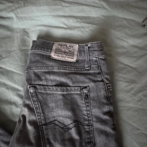 Grå jeans från Replay - Säljer ett par snygga grå jeans från Replay. De är modelllen THAD och storlek 158 cm /14A