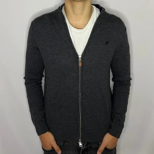 Morris fullzip - Tjena! Säljer nu denna väldigt snygga hel zip tröjan som är ifrån Morris • Skick 9/10 • Storlek M men passar också S • Modellen på bilden är 182cm • pris : 749kr • Hör gärna av er via pm vid frågor eller funderingar;)