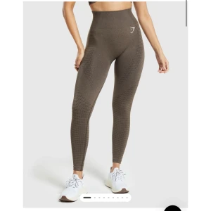 Bruna leggings från Gymshark - Snygga bruna leggings från Gymshark med hög midja och tight passform. Perfekta för träning med sitt stretchiga och bekväma material. 