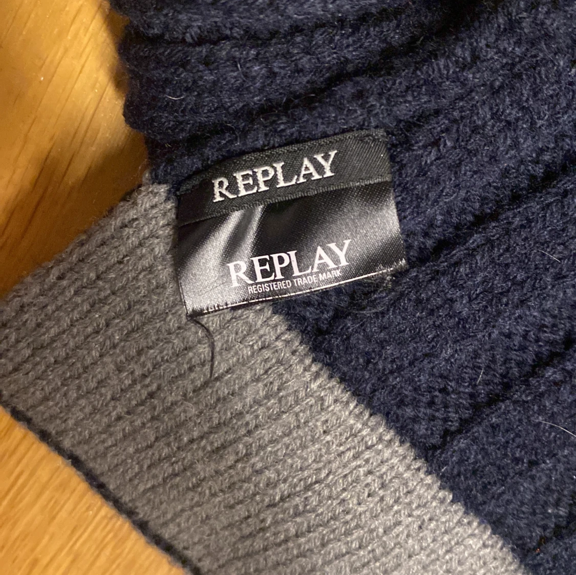 Svart ribbstickad halsduk från Replay - 90