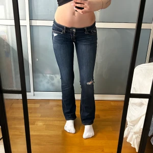 Lågmidjade bootcut jeans hollister  - Lågmidjade jeans från hollister. Storlek w24L31 enligt lapp men passar mig som brukar ha W26-w27. Så uppskattar storleken till en w25-w26. Innerbenslängd:74 midjemått:34 stretch till 38. Köp sker via köp nu, jag postar inom 24h. Kvar tills markerad såld 