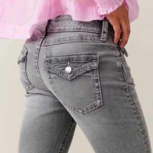 Grå low waist bootcut jeans - Snygga gråa low waist bootcut jeans från gina tricot. Köpta för 360kr. Skulle säga att det är bra skick men längst ner synns det pyttelite att de är använda. De är i storlek 164. Skriv gärna om ni vill ha fler bilder❤️