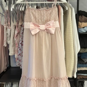 Rosa prickig klänning från Cecil McBee - (Japanskt märke)Söt rosa prickig klänning från Cecil McBee med en stor rosett framtill. Klänningen har smala axelband och volangdetaljer vid fållen, Stl xs🌸🩰