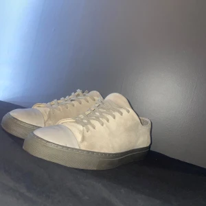 Axel Arigaro skor - Tje, säljer dessa fräscha och feta gråa  arigaro skor i storlek 40. // skicka vid frågor 