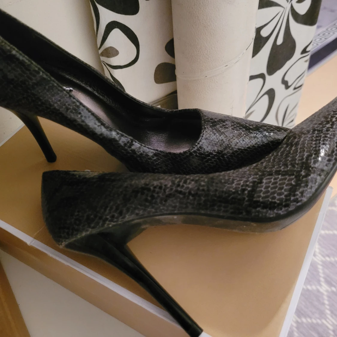 Svarta pumps med ormskinnsmönster