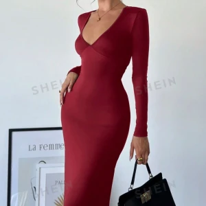 Röd långärmad klänning  - Aldrig använd. Inte ens testad.  Säljer sågens av att jag fick hem fel.  Stl : L men sitter mera som en M. Säljer för 100kr